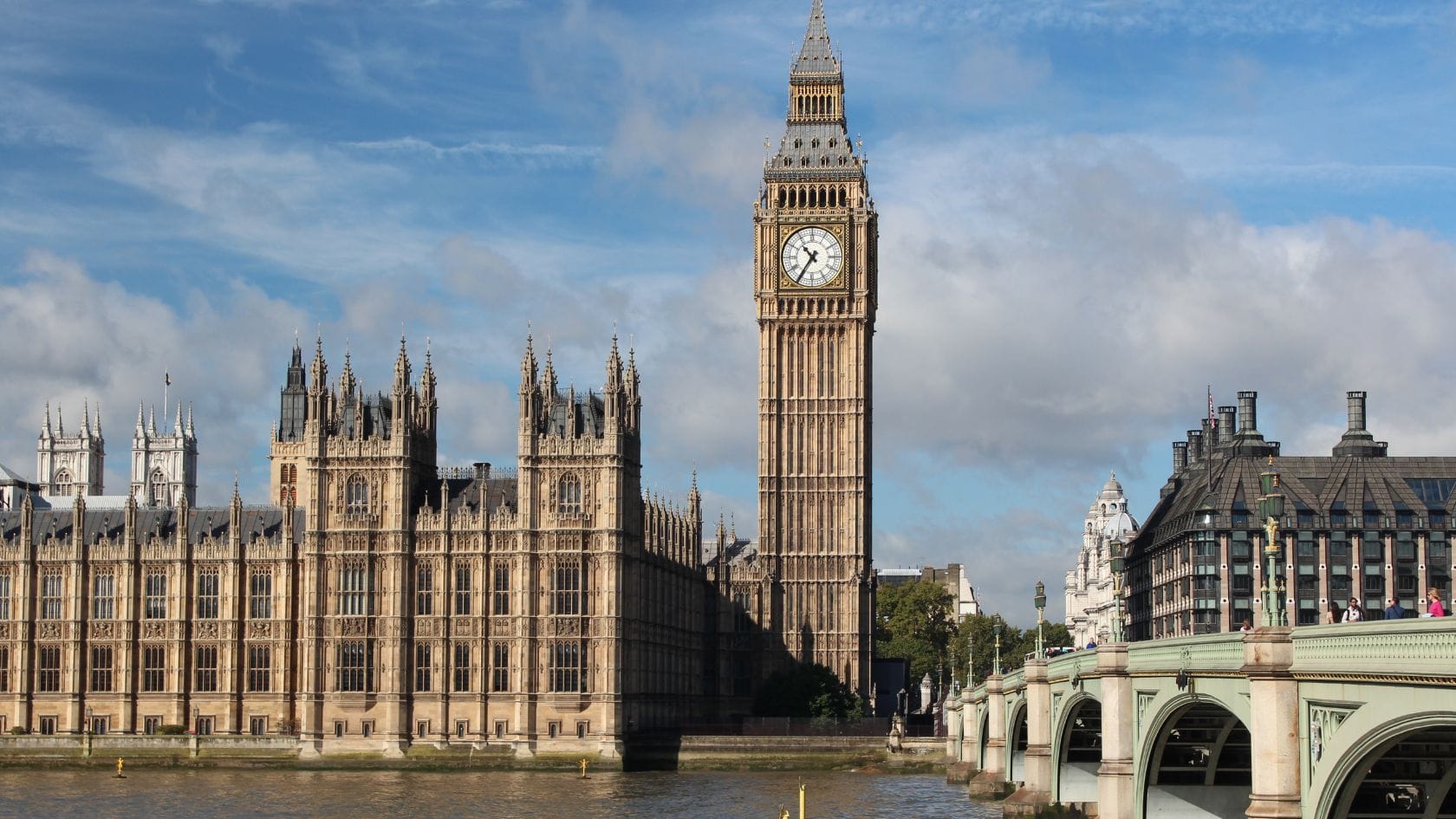 FCA toimii Isossa-Britanniassa itsenäisesti, eli ei kuvassa näkyvän parlamentin alaisuudessa.