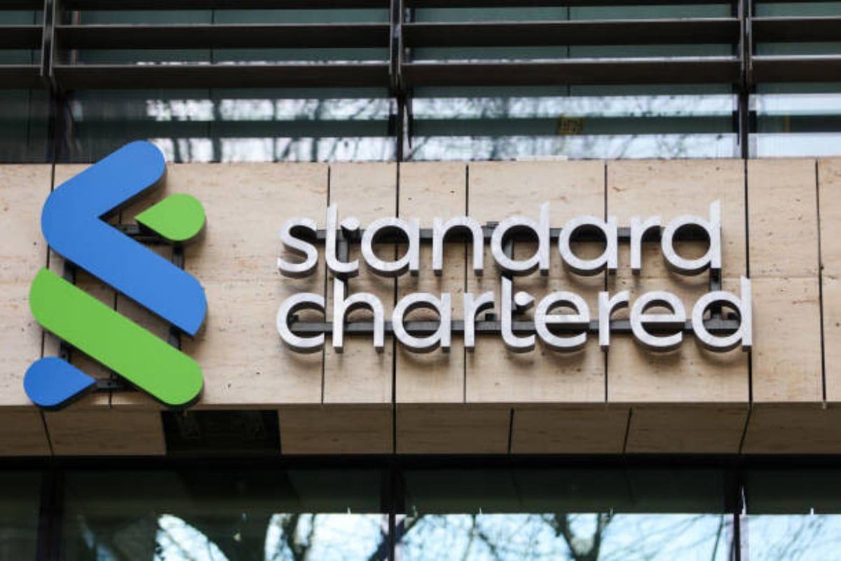 Spot Ethereum ETF -kuvituskuvassa Standard Chartered -bankin logo talon seinässä.