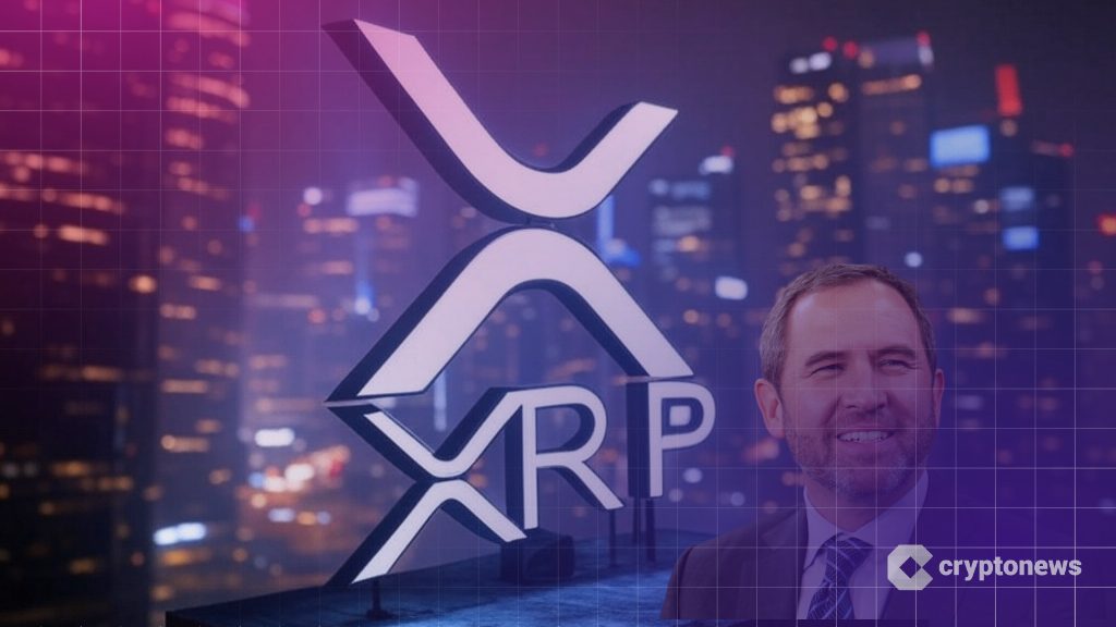 XRP logo ja kirjaimet ikkunassa, jonka takana näkyy öinen kaupunki.