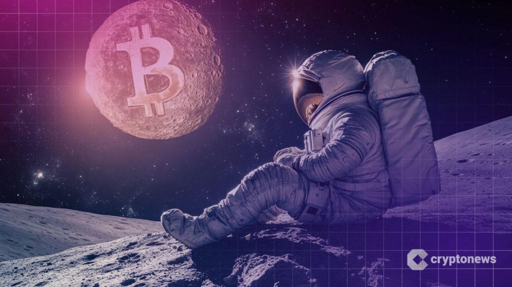 Astronautti kuun pinnalla, katsoo Bitcoin logoa avaruudessa.