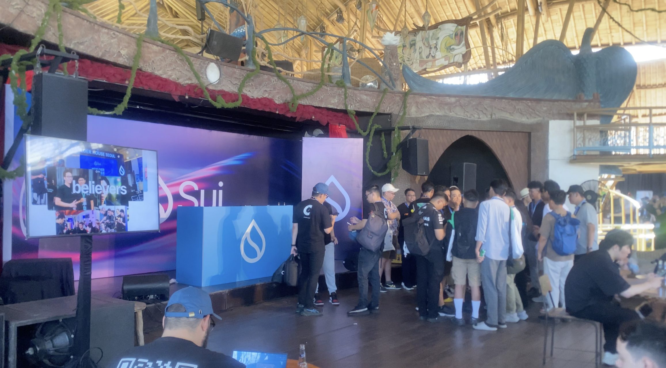 “Coinfest Asia bukan hanya tempat bertemu, tapi tempat lahirnya ide-ide baru. Perpaduan budaya, alam, dan teknologi di Bali benar-benar mendorong kolaborasi,” ungkap seorang anggota tim SUI Foundation yang kami wawancarai.