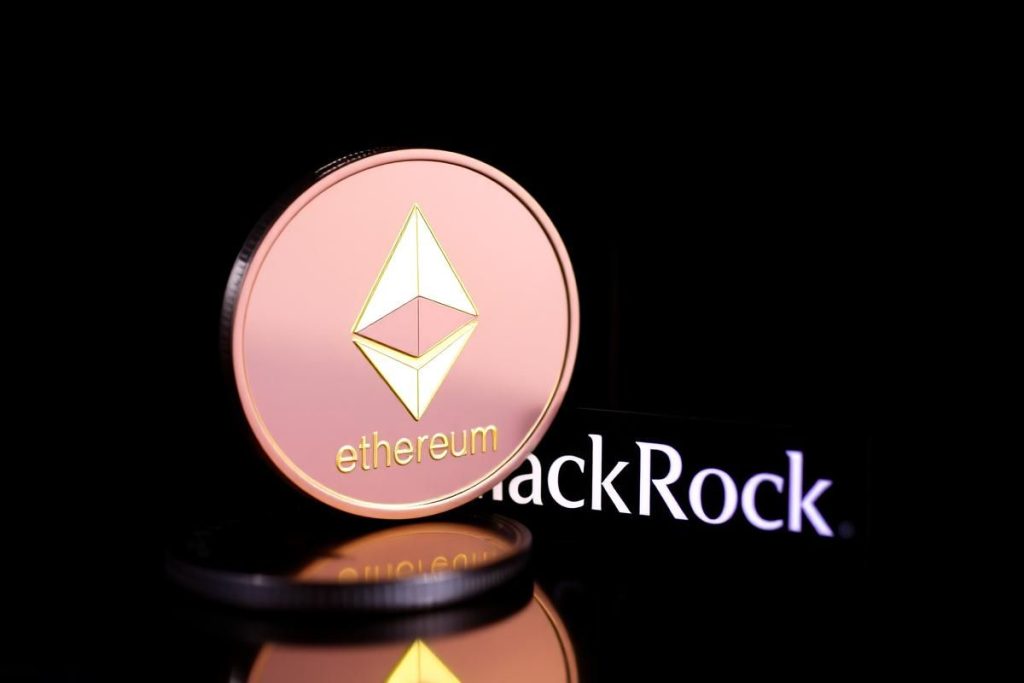 เหรียญ Ethereum และโลโก้ BlackRock สะท้อนข่าวดีราคาพุ่ง