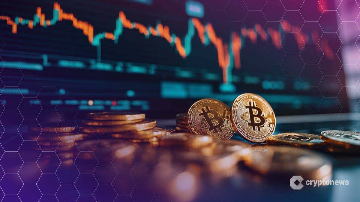 "เหรียญ Bitcoin วางบนกองเงิน ท่ามกลางกราฟคริปโตผันผวน