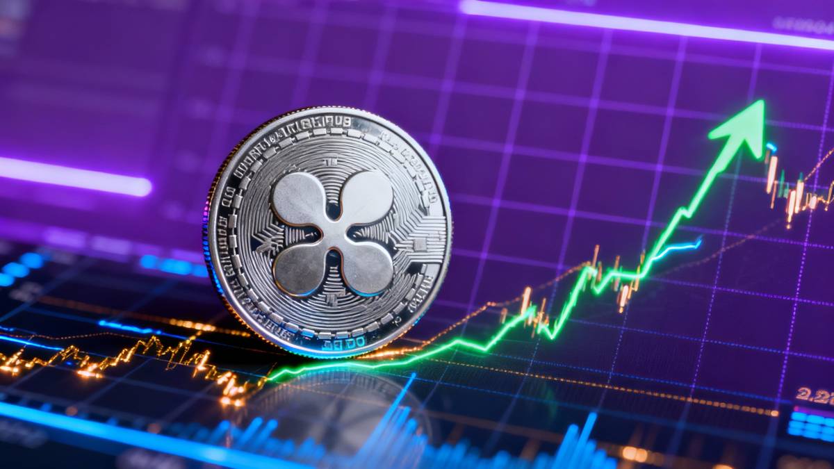 เหรียญ XRP สีเงินวางอยู่บนกราฟราคาดิจิทัลที่กำลังพุ่งขึ้นเป็นสีเขียว