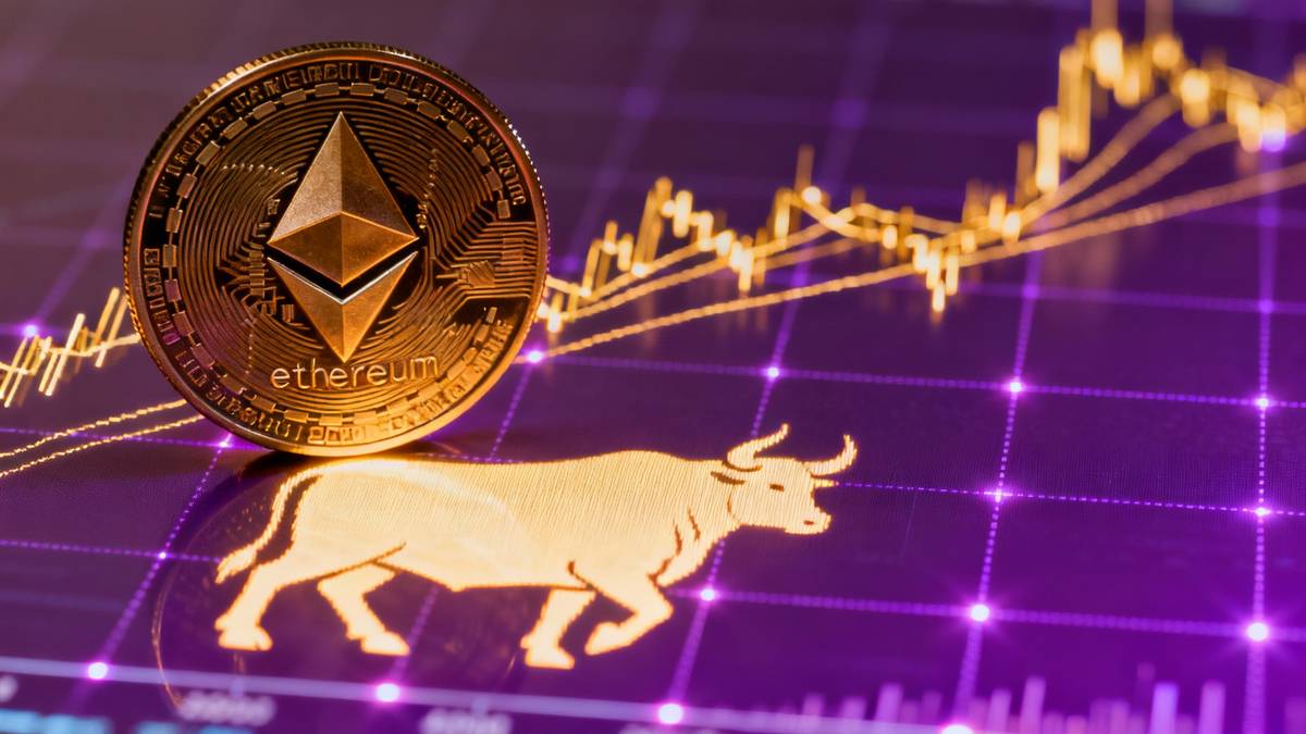 ภาพกราฟราคา Ethereum พร้อมสัญลักษณ์เหรียญ ETH ที่แสดงถึงการเติบโตจากการเข้าซื้อของกองทุน ETF