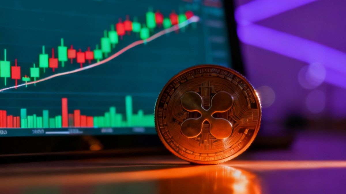 เหรียญ XRP สีทองที่มีความละเอียดสูงในบรรยากาศการเงินสมัยใหม่ 12-11-2025