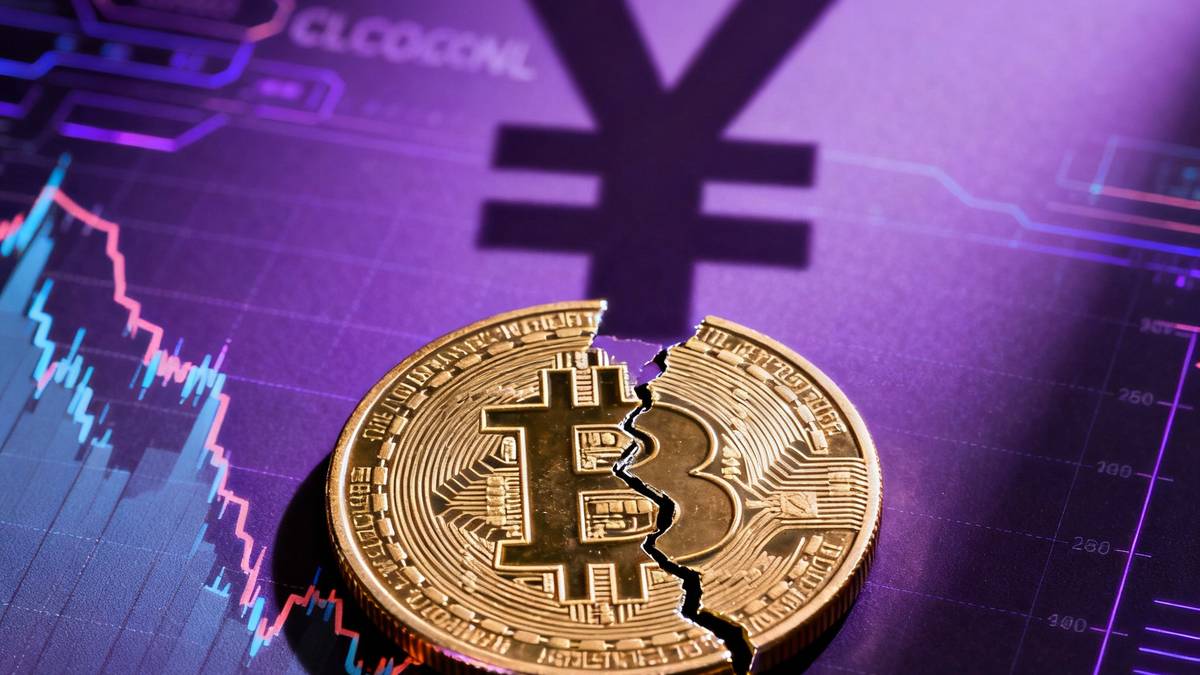 กราฟราคา Bitcoin (BTC) ดิ่งลง พร้อมสัญลักษณ์เงินเยนของญี่ปุ่นเป็นพื้นหลัง สื่อถึงผลกระทบจากนโยบายการเงิน