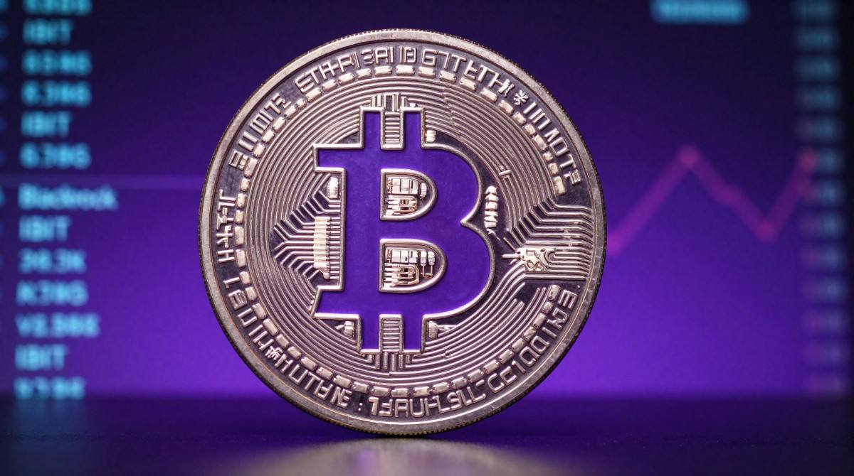 Bitcoin (BTC) สว่างพร้อมสัญลักษณ์หุ้น IBIT และ BlackRock ในภาพสุดล้ำ 2025-12-04