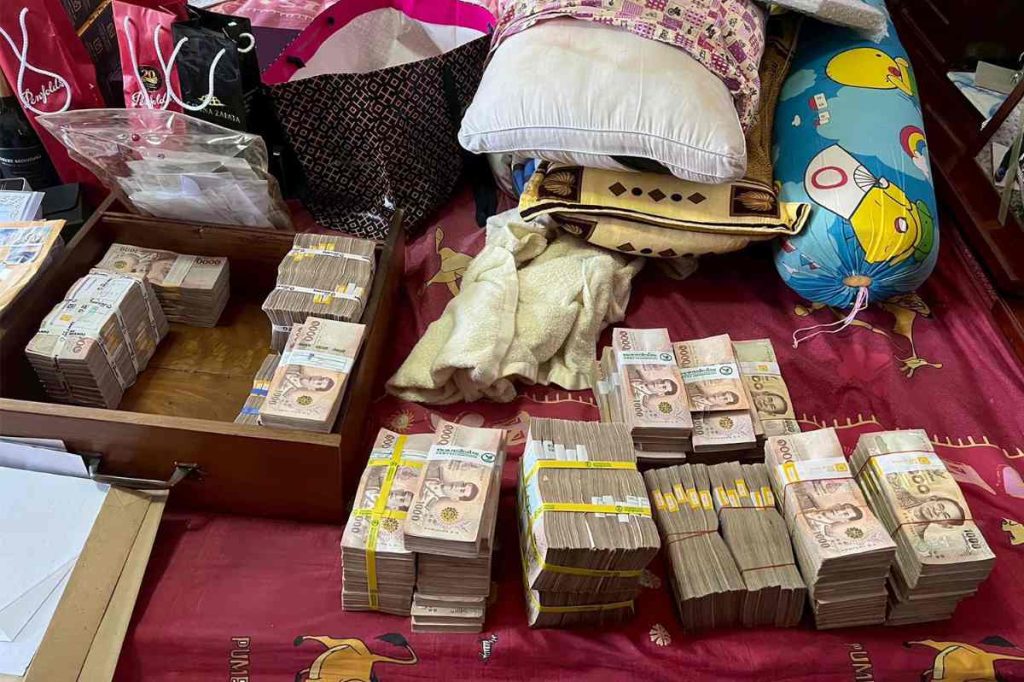 เงินสดที่เจ้าหน้าที่จากกรมสอบสวนพิเศษยึดได้ระหว่างการตรวจค้นบ้านพักเจ้าหน้าที่ที่พัวพันการขุด Bitcoin ผิดกฎหมาย (ภาพจาก DSI)