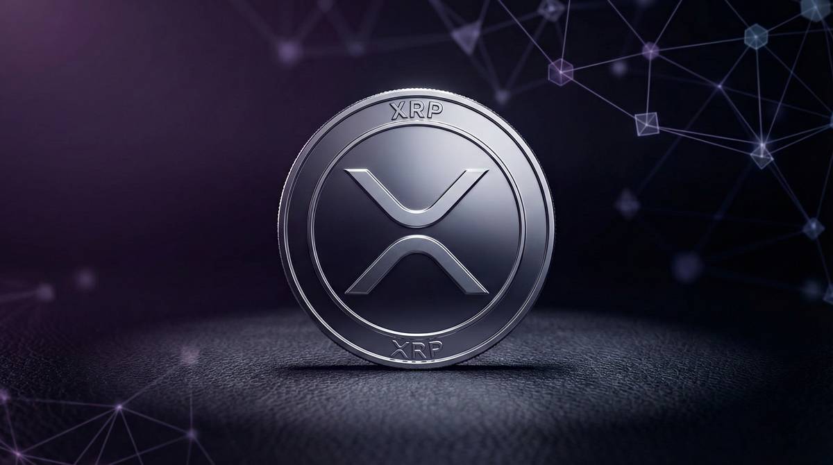เหรียญ XRP โลหะสีเงินตั้งอยู่บนพื้นผิวมืด พร้อมฉากหลังเป็นโครงข่ายบล็อกเชนดิจิทัลแบบนามธรรม