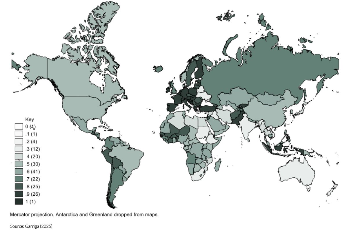 Česká republika se řadí mezi nejlépe hodnocené země z hlediska nezávislosti centrální banky (nejtmavší oblasti mapy). Zdroj: Garriga Central Bank Independence Index