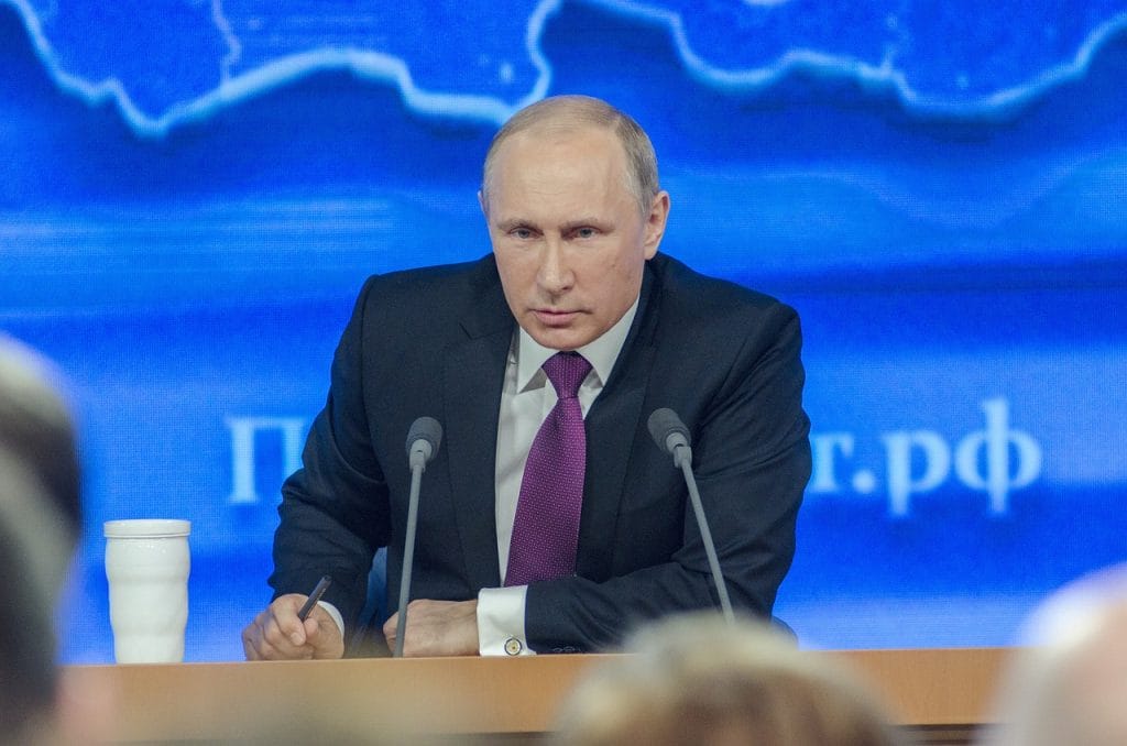 Vladimir Poutine qui s'exprime lors d'une conférence