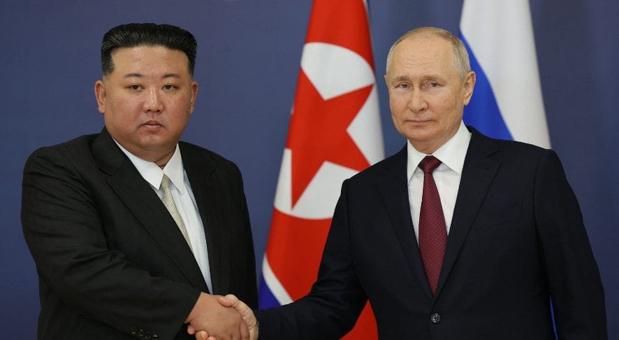 Poignée de main de Vladimir Poutine (Russie) et Kim Jong-un (Corée du Nord)