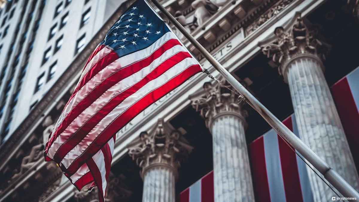 アメリカの国旗が建物の柱の前に掲げられている。