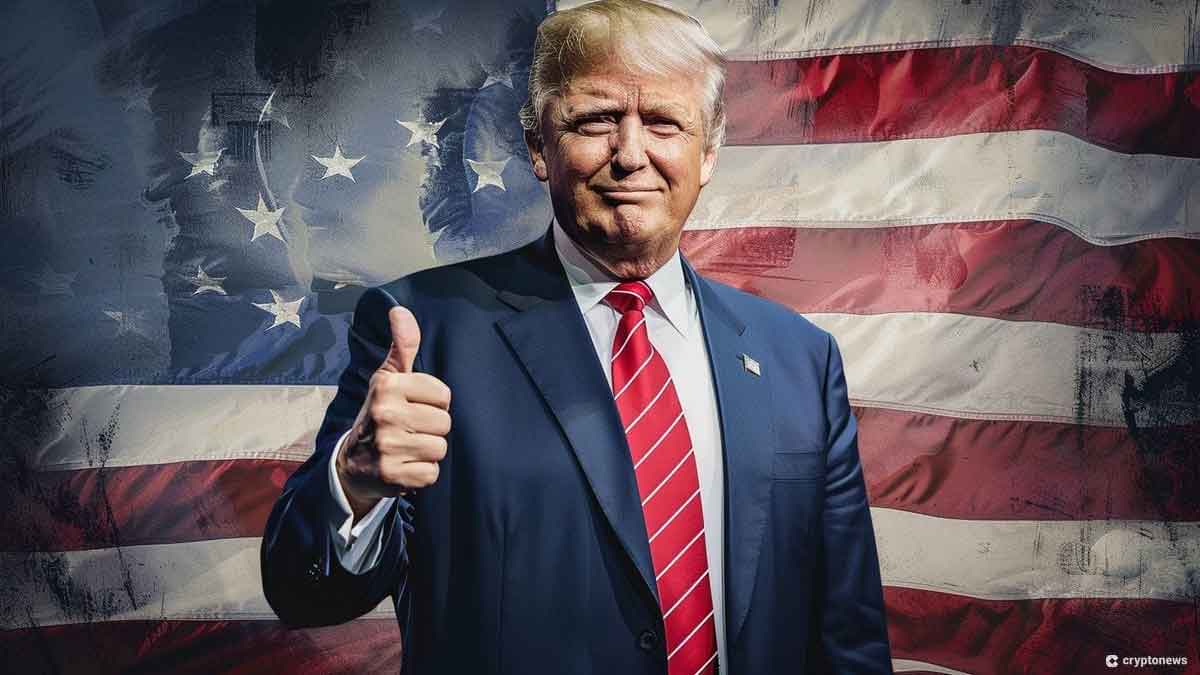 グッドサインを出すトランプ前大統領