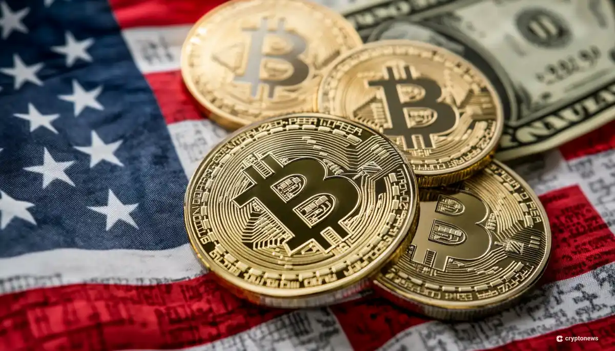 アメリカ国旗の上に配置された複数の金色のビットコイン実物大レプリカコインと米ドル紙幣