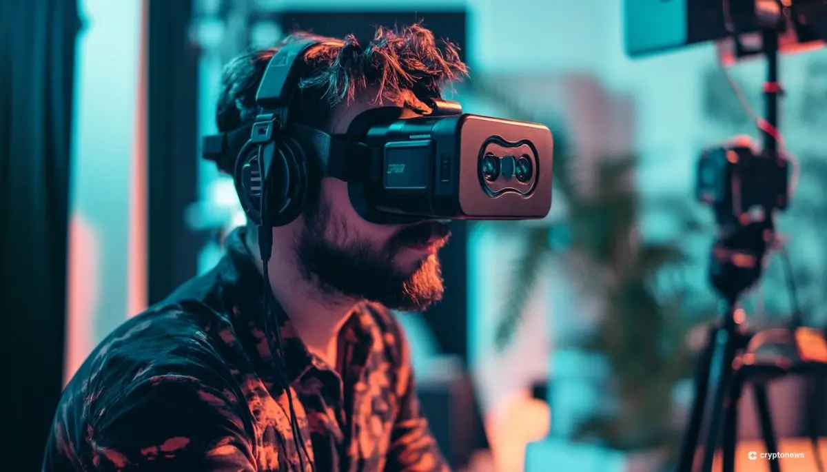 VRヘッドセットとヘッドフォンを装着した男性のサイドプロフィール