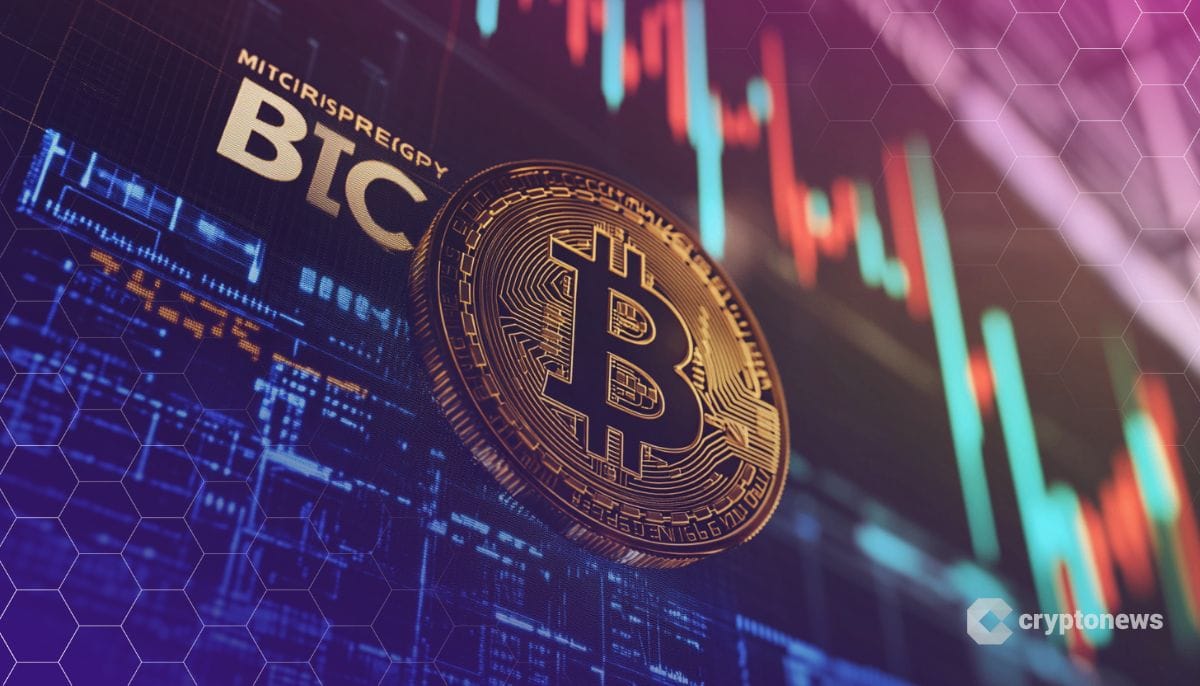 マイクロストラテジーのロゴとナスダック100のロゴが並び、背景にはビットコインのイメージ