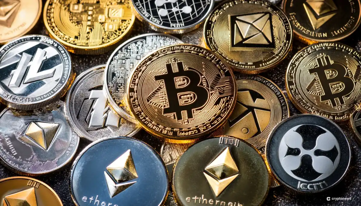 ビットコインを中心に、イーサリアム、リップル、ライトコインなど複数の仮想通貨コインが並んでいる様子。