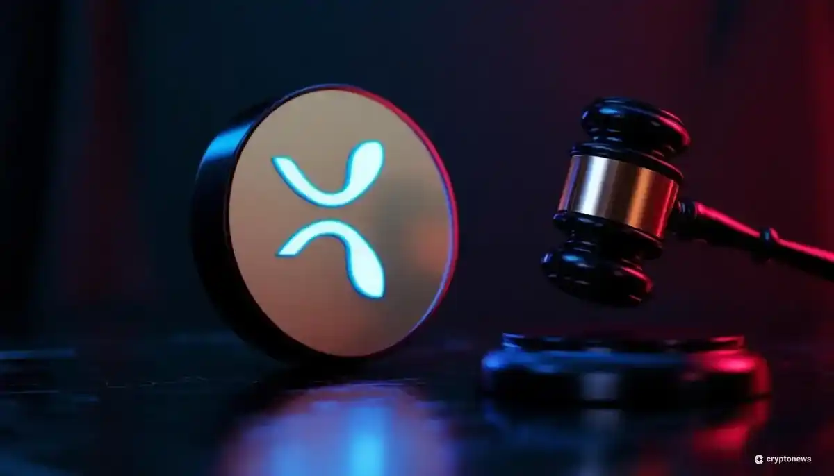 裁判官の小槌とリップル(XRP)のロゴが並び、裁判所の決定を象徴する画像