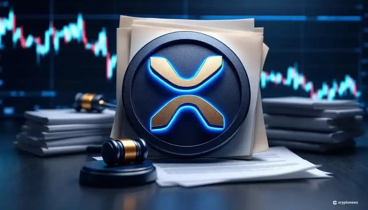 訴訟書類と裁判官の木槌に囲まれたリップル（XRP）のロゴ