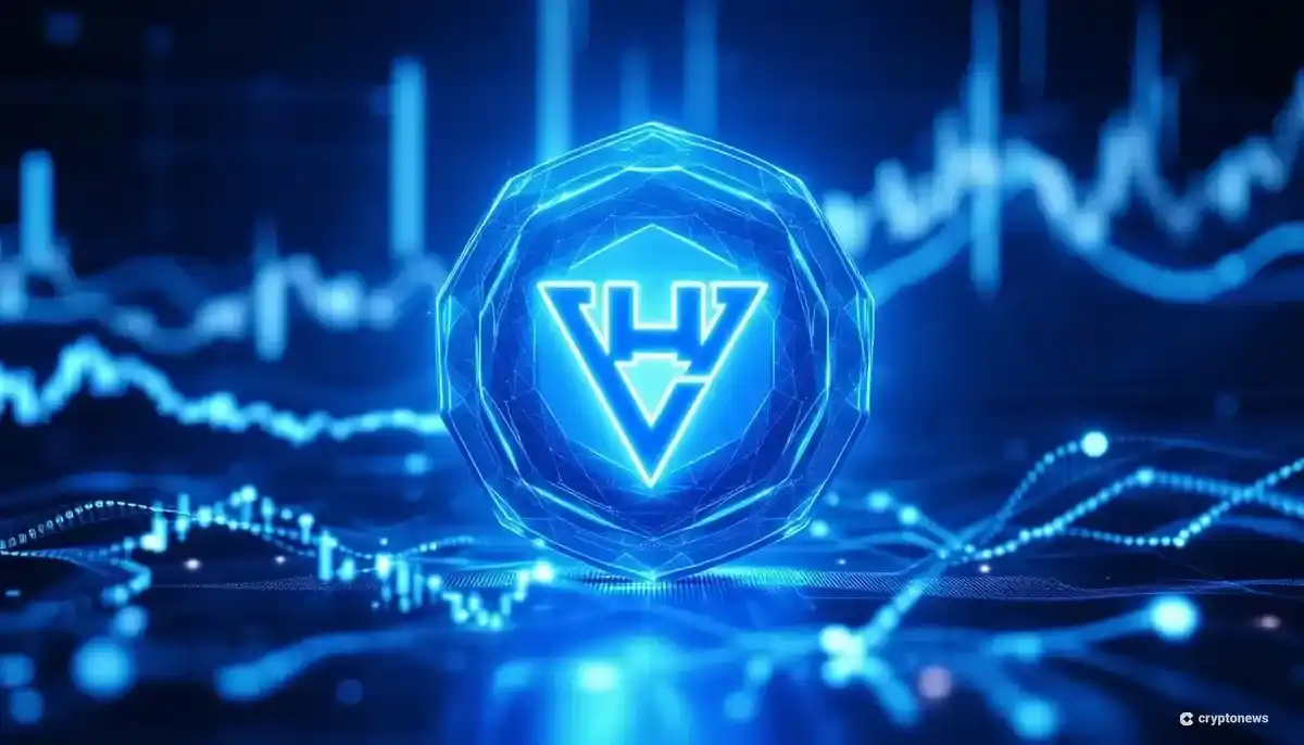 青く光るHyperion（HYPE）のロゴと、背景に流れる金融データチャート