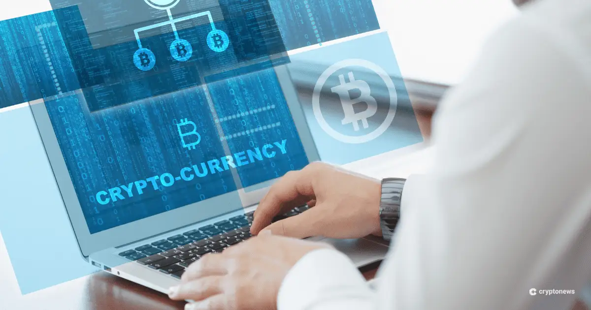 パソコンで仮想通貨の計算をする男性