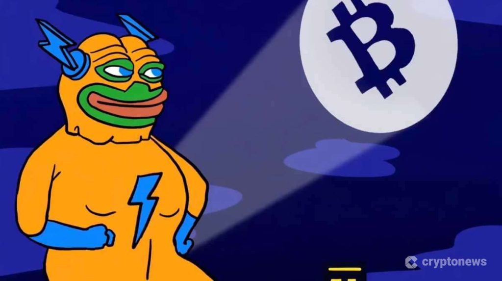 オレンジ色の服を着た擬人化されたカエルキャラクターが夜空にビットコインのシンボルを投影