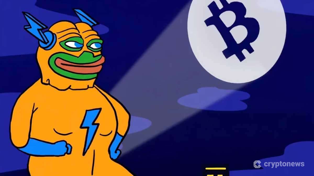 オレンジ色の服を着た擬人化されたカエルキャラクターが夜空にビットコインのシンボルを投影