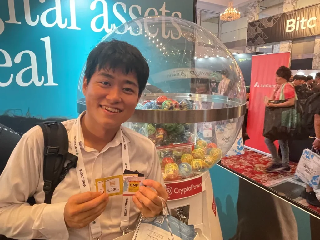 WebX2025に参加した暗号資産担保ローンCryptoPawnのブースでCNPが当たった来場者