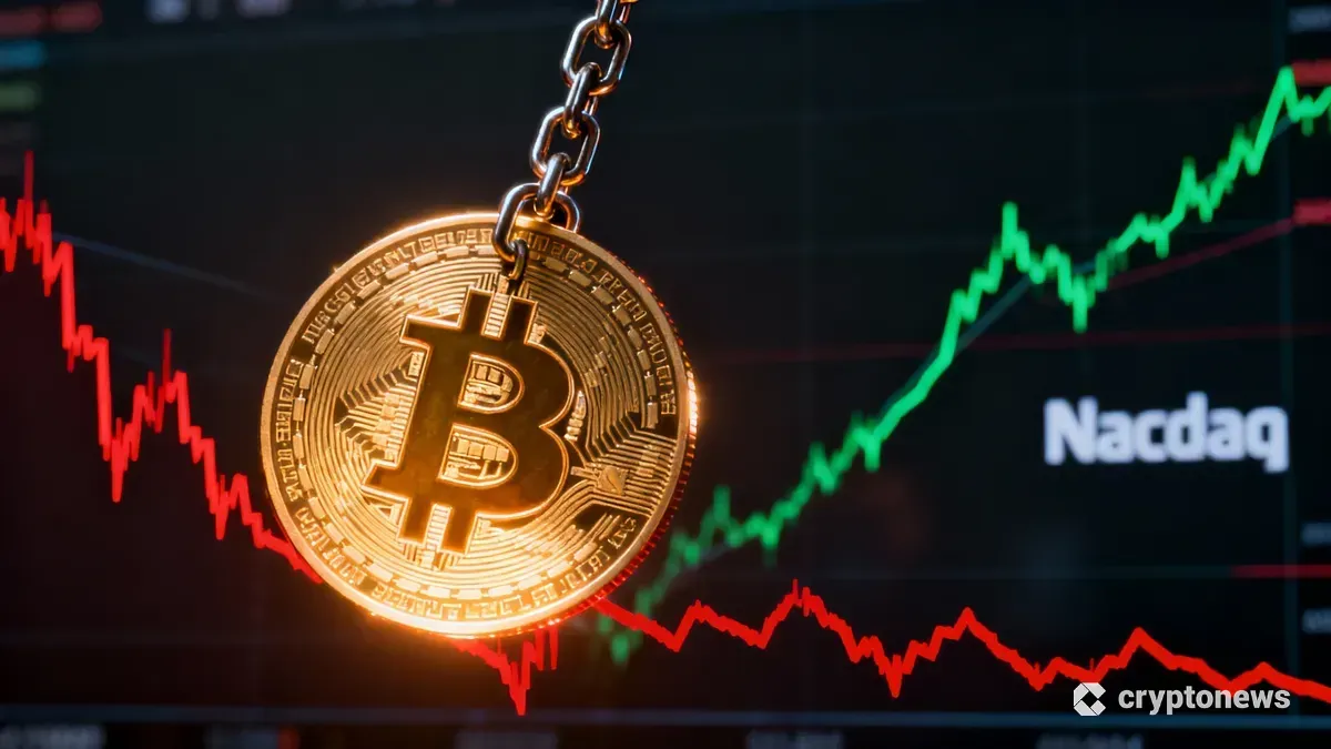 下落する株式市場のグラフに連動して沈むビットコインのシンボル