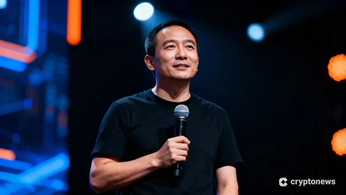 スポットライトを浴びてステージで語るバイナンス創業者のチャンポン・ジャオ氏