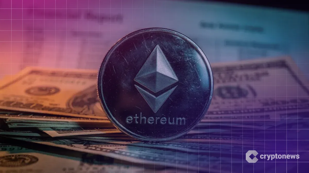 財務書類とドル紙幣の束の上に鎮座する輝くイーサリアムのコイン