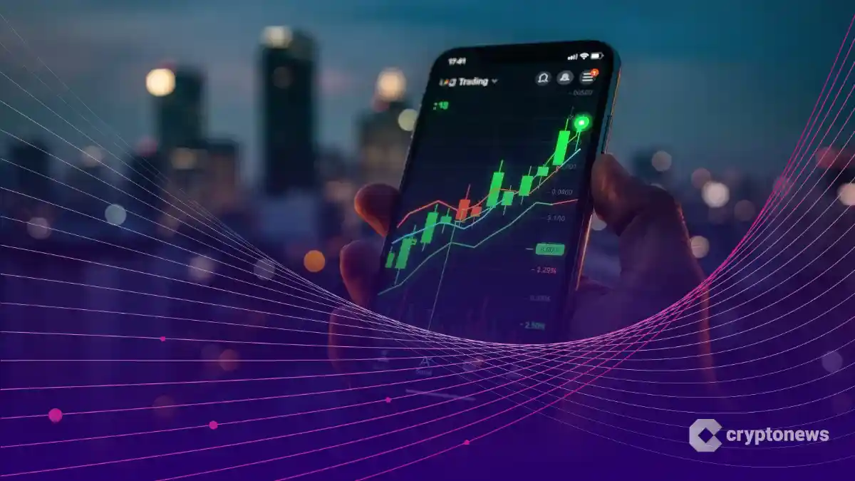 ジャカルタの夜景を背景に、スマートフォンの取引アプリ画面を見ている様子