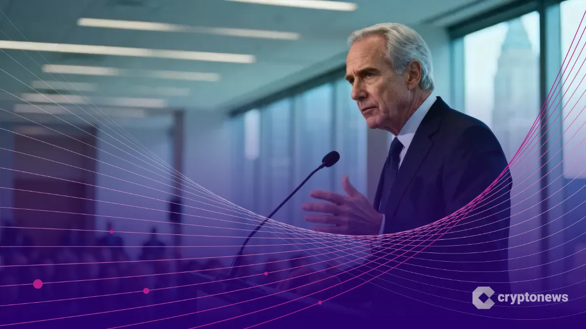 ニューヨークの会議で登壇し、真剣な表情で話すバンガード・グループの幹部ジョン・アメリクス氏