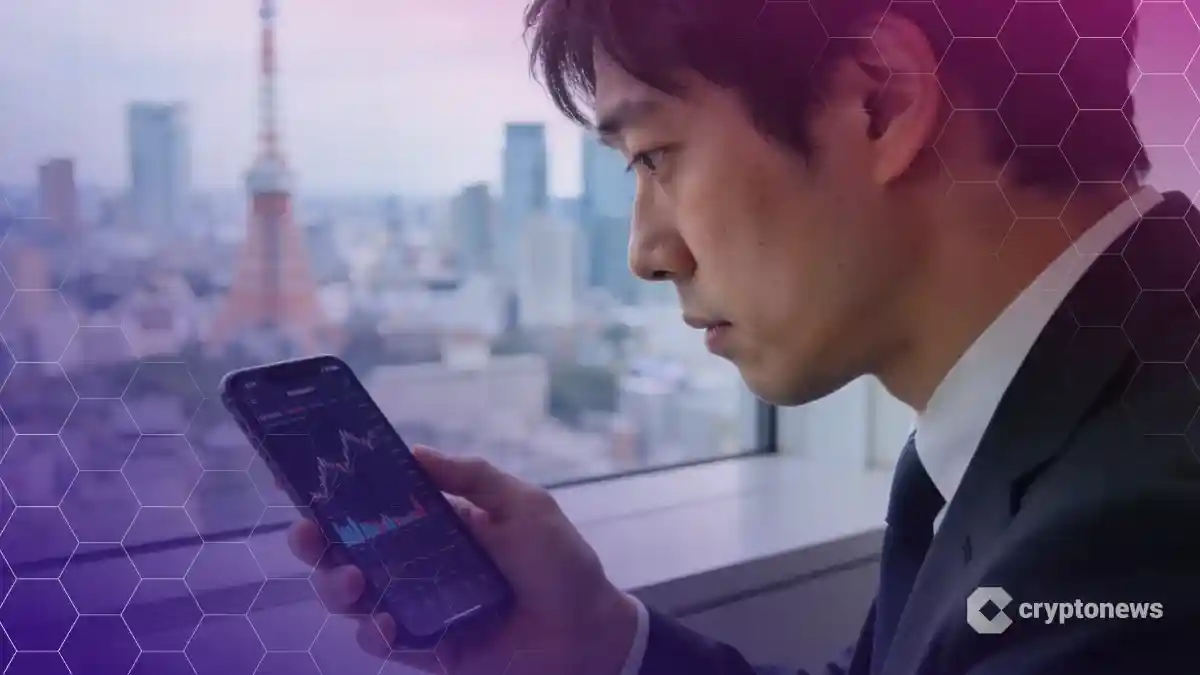 スマートフォンで暗号資産のチャートを確認する日本人トレーダーと東京の背景