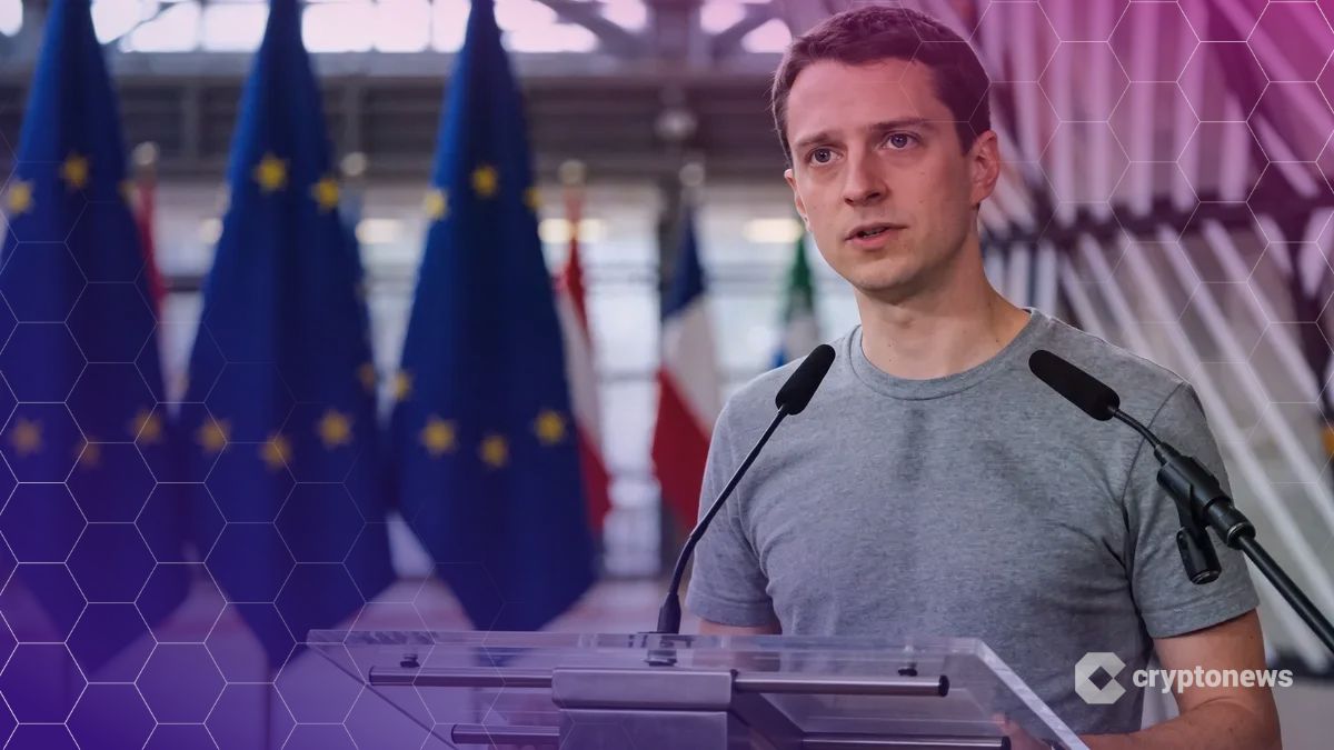 記者会見のマイクに向かって真剣な表情で話すヴィタリック・ブテリン氏