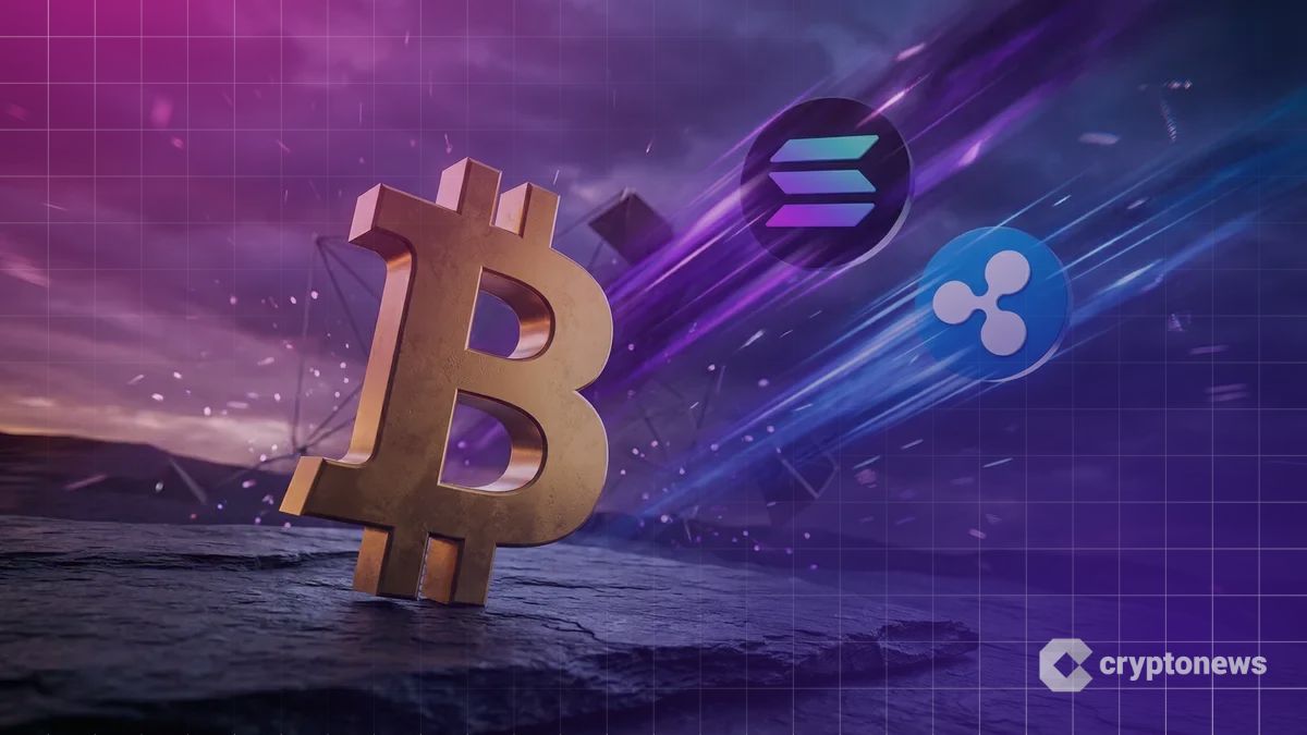停滞するビットコインと急上昇するソラナやリップルのロゴ