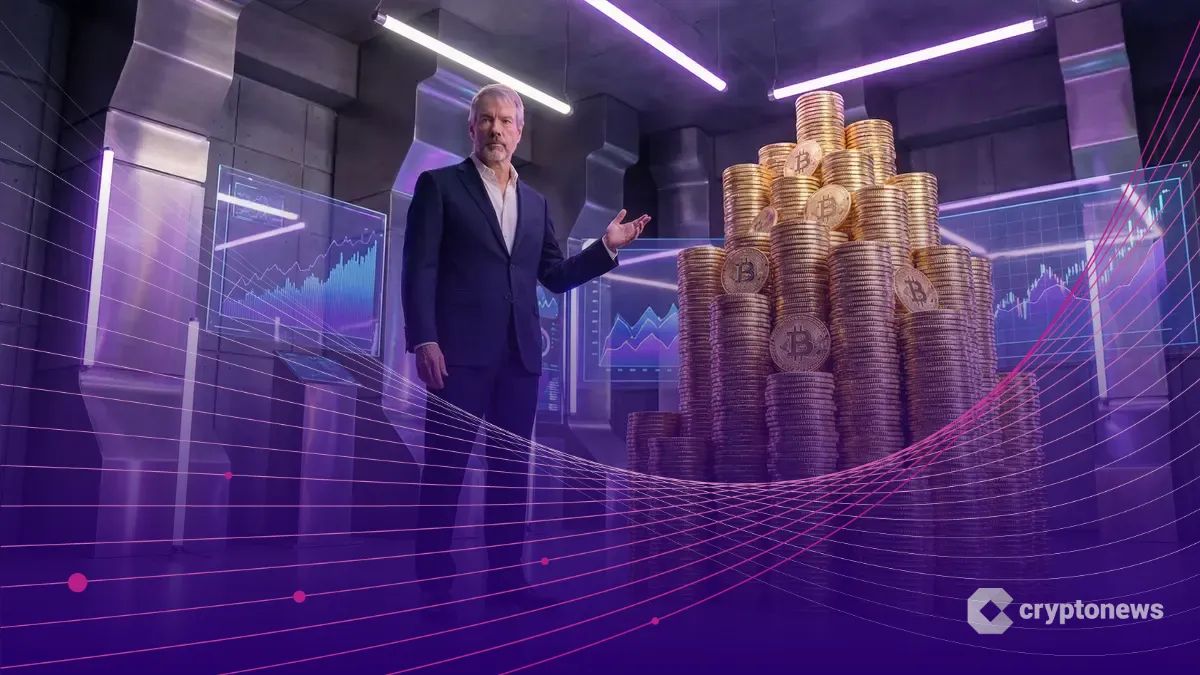 マイケル・セイラー氏が巨大なビットコインの塔の前に立ち、68万BTCの保有を誇示する様子