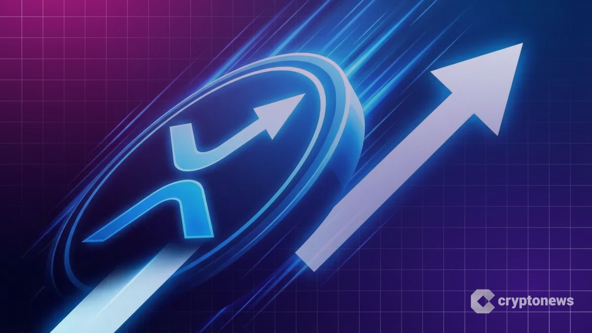 XRPロゴが斜めに大きく配置され上昇矢印が走るアイキャッチ画像