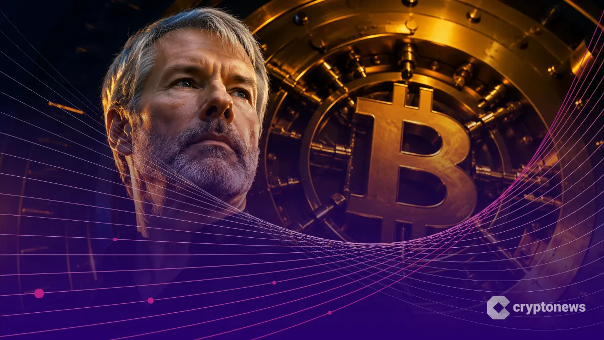 巨大な金庫とビットコインを背景に自信を見せるマイケル・セイラー