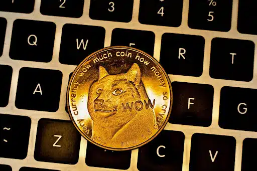 Dogecoin koers in gevaren zone: breakout of verdere daling voor memecoins?