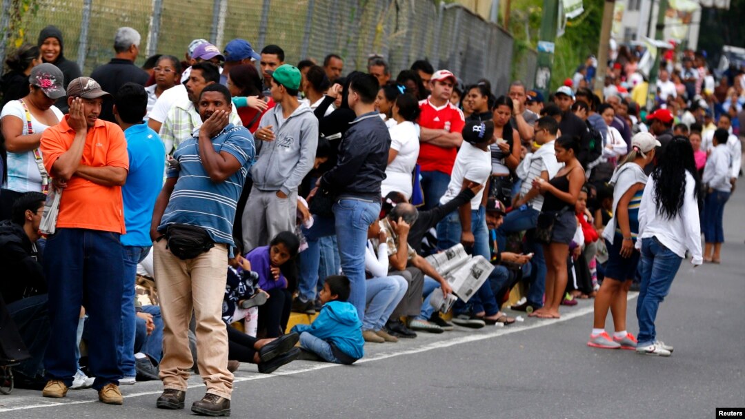persone in fila per beni di prima necessità in Venezuela.