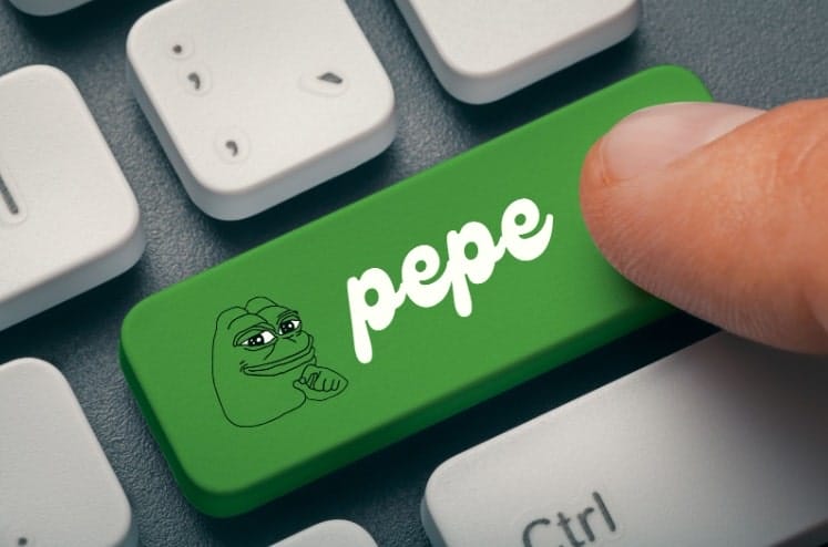 مفتاح كيبورد باللون الأخضر عليه شعار واسم عملة Pepe وضفدع
