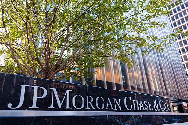 مقر مؤسسة JPMorgan أمامه شجرة خضراء ويظهر شعاره - مصدر الصورة: Pixabay