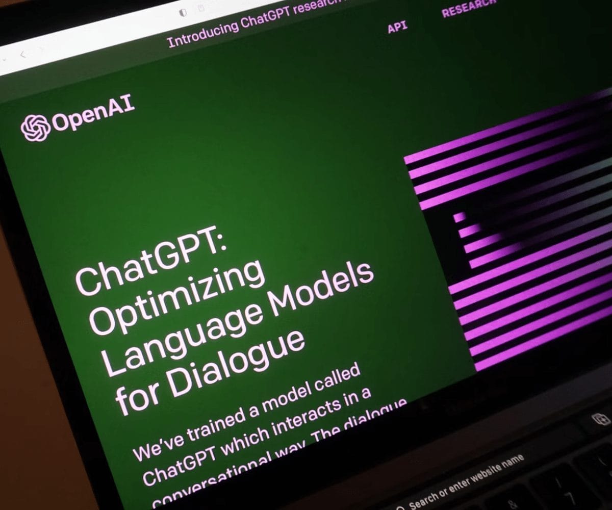 واجهة مستخدم موقع OpenAI يعلن تقديمه تطبيق ChatGPT