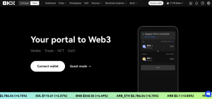 الصفحة الرئيسية في موقع OKX ويظهر فيها التطبيق الخاص بالمنصة على شاشة هاتف ذكي