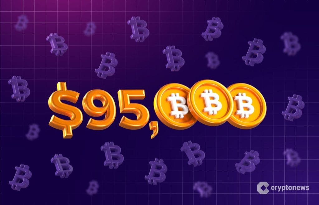 رقم 95,000$ بلون ذهبي تحل محل الأصفار فيه عملات يظهر عليها رمز بيتكوين على خلفية بنفسجية مزينة برموز بيتكوين