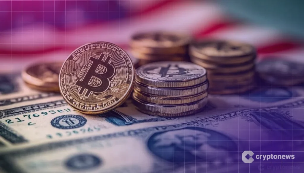 عملات معدنية متراصة تحمل شعار بيتكوين على أوراق نقدية