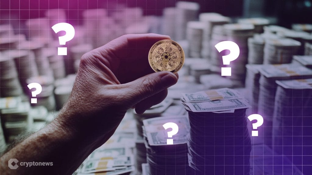 يد تمسك بقطعة نقدية ترمز لعملة كاردانو وخلفها أكداس من الأموال
